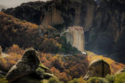 Discover the formations bizarre cliffs of Meteora, Greece, hanging monasteries